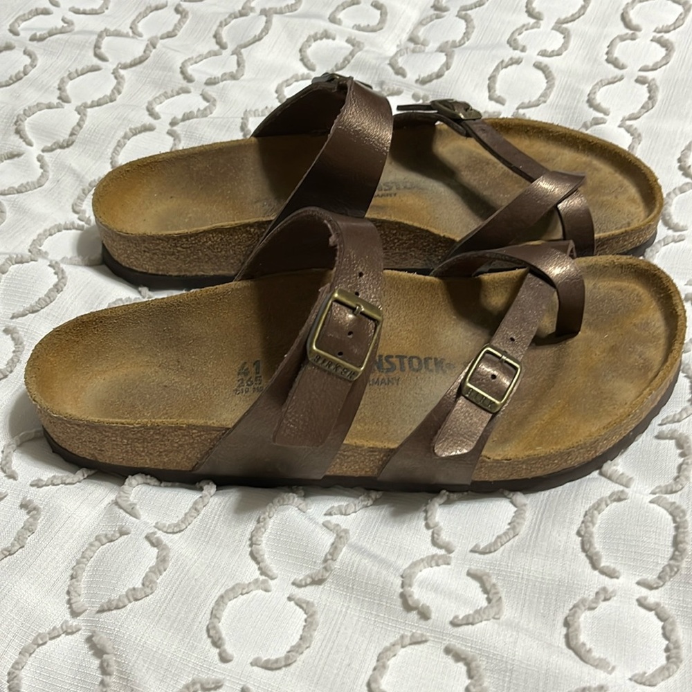 Birkenstock with shiny brown straps. Size 41 (10.5)